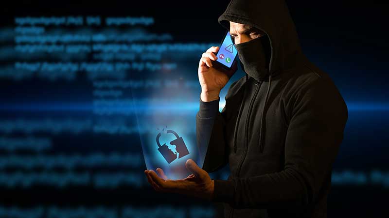 Homem suspeito a fazer uma chamada falsa